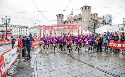 Oltre 10 mila runners colorano le vie di Torino per la Deejay Ten Oltre 10 mila runners colorano le vie di Torino per la Deejay Ten