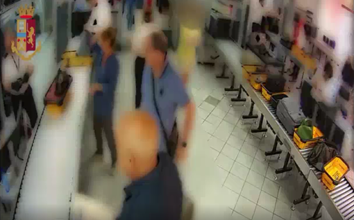 Ruba un Rolex e un bracciale di Tiffany ai passeggeri davanti a lei: denunciata una donna a Caselle [VIDEO]