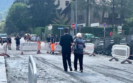 Vigile che accompagna anziana nel fango di Bardonecchia