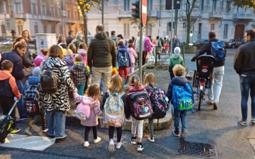 "Walk To School", i bambini della Circoscrizione 1 vanno a scuola a piedi tutti insieme: l'iniziativa per sensibilizzare contro lo smog