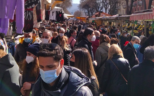 Folla ai mercati di Santa Rita e piazza Benefica - foto di lettori