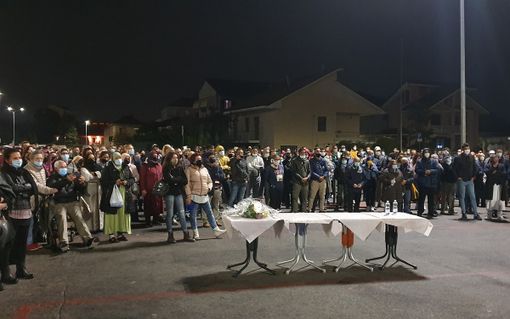 L'ultimo saluto a Said nella piazza del mercato L'ultimo saluto a Said nella piazza del mercato