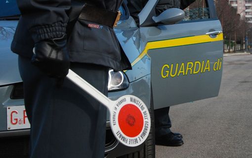 Paura nella notte in corso Sebastopoli: 30enne minaccia passanti con un martello