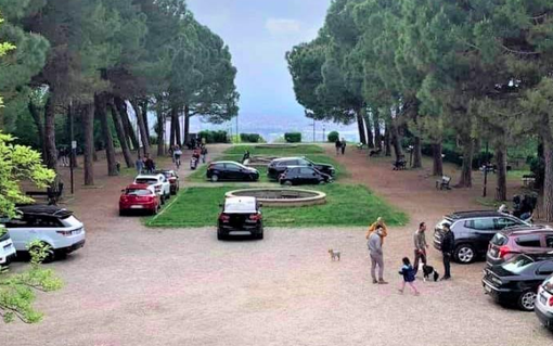 Piazzale Parco Europa "invaso" dal parcheggio selvaggio, Loi e Passadori: "Chiediamo di chiudere di nuovo l'accesso"