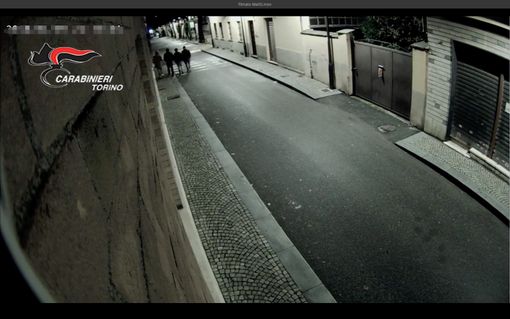 Mathi: ragazzini fanno esplodere una bomba carta per noia spaccando alcuni vetri dell'asilo