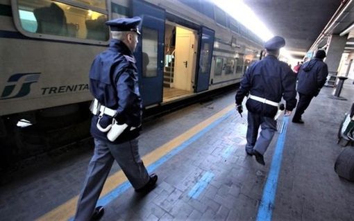 Blitz della polizia sui treni e nelle stazioni: 8.579 controllati, 1.222 avevano precedenti Blitz della polizia sui treni e nelle stazioni: 8.579 controllati, 1.222 avevano precedenti