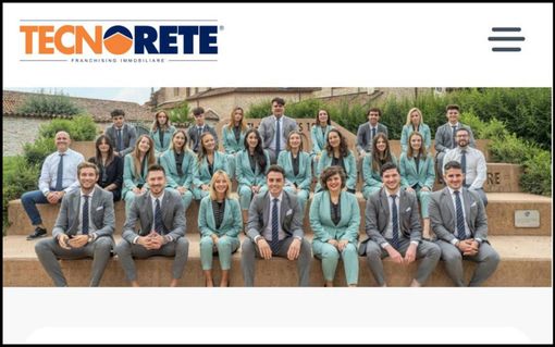 Persone sedute su gradini che rappresentano un'installazione