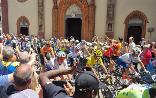 I ciclisti attraversano piazza San Donato a Pinerolo