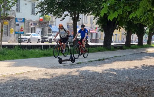 Pinerolo regala a chi va al lavoro in bicicletta un adesivo catarifrangente Pinerolo regala a chi va al lavoro in bicicletta un adesivo catarifrangente