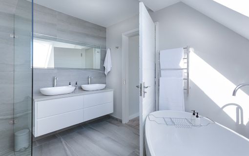 Come illuminare il bagno moderno Come illuminare il bagno moderno