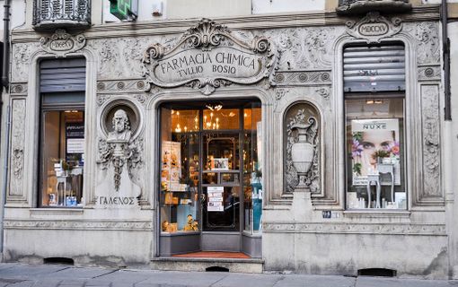 La storica Farmacia chimica Tullio Bosio impreziosisce via Garibaldi dal 1715 La storica Farmacia chimica Tullio Bosio impreziosisce via Garibaldi dal 1715