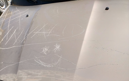 Niente euro al parcheggiatore abusivo, gli rigano l’auto con un cacciavite e incidono &quot;Invalido di m***a&quot;