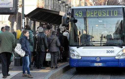 Sorpresa senza biglietto sull'autobus, prende a morsi due agenti della municipale