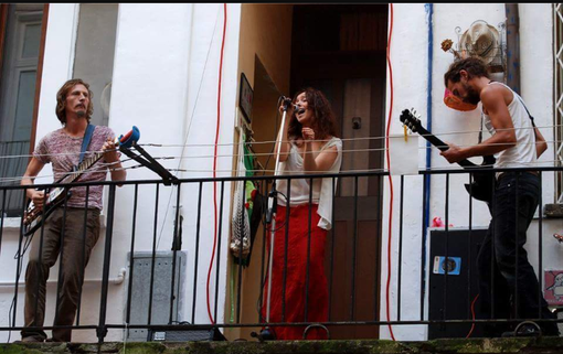 Effetto Coronavirus:  ora la musica dal &quot;balconcino&quot; non è piú un reato