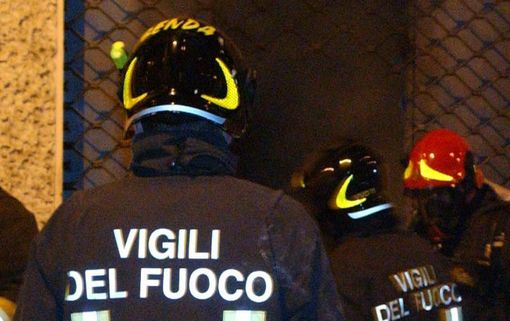 Fiamme nella notte nei capannoni della Algesas