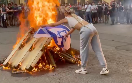 I Pro Palestina bloccano Porta Nuova: falò davanti alla stazione, bruciata la bandiera israeliana [FOTO]