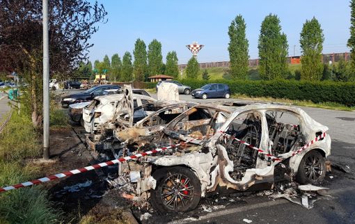 Le auto bruciate in via Peppino Impastato