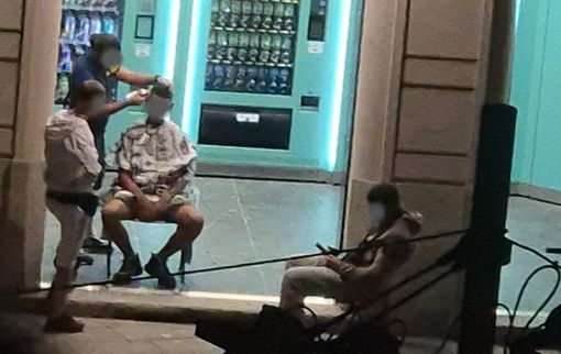 Una lettrice ci scrive: &quot;Parrucchiere abusivo in via Di Nanni opera in strada 24 ore su 24. Tutto normale?&quot;
