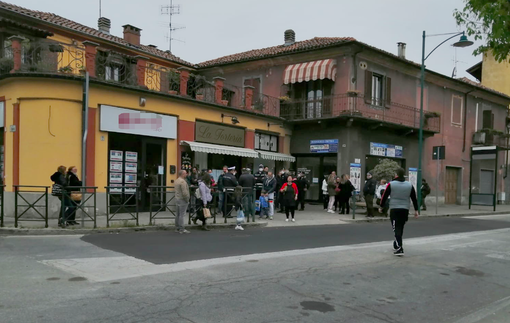 Continuano gli assembramenti davanti al bar di via Orti a Chivasso: il sindaco si rivolge al Prefetto