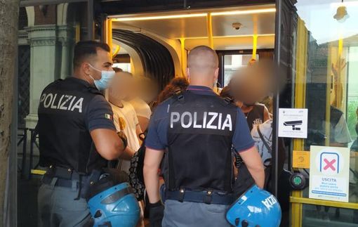 Controlli nel quartiere Aurora, lente d'ingrandimento sul tram 4 e su alcuni negozi