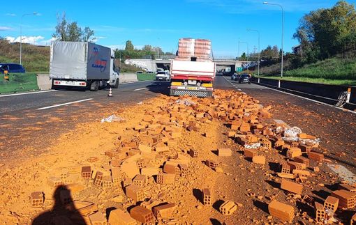 Camion perde un carico di mattoni in mezzo alla Tangenziale: travolti due veicoli