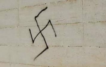 svastica su un muro svastica su un muro