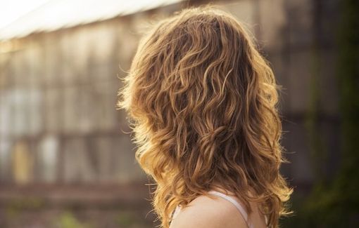 Capelli crespi: come rigenerarli dopo l’estate e renderli perfetti per l’autunno Capelli crespi: come rigenerarli dopo l’estate e renderli perfetti per l’autunno