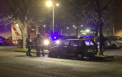Auto bruciata in via Pietro Cossa, lo spettro delle occupazioni abusive spaventa il quartiere