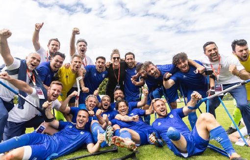 Maurizio Allasia, il primo in basso a sinistra, con la maglia bianca, festeggia il quinto posto con squadra e staff