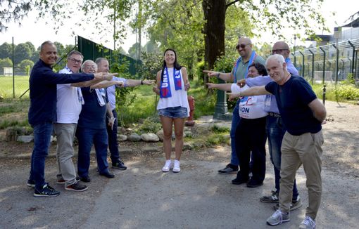 Ilenia Moro tra tifosi e dirigenti (foto di Cinzia Consolati)
