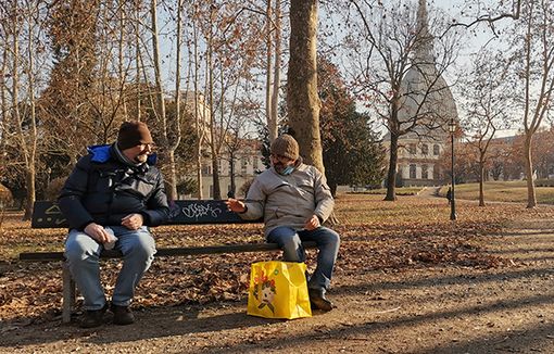 persone su panchina persone su panchina