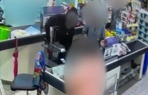 Rapinatore minaccia la cassiera con un paio di forbici: arrestato nel parcheggio del supermercato Rapinatore minaccia la cassiera con un paio di forbici: arrestato nel parcheggio del supermercato