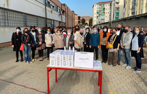 Una pianta nel cortile della scuola per inaugurare l'anno scolastico