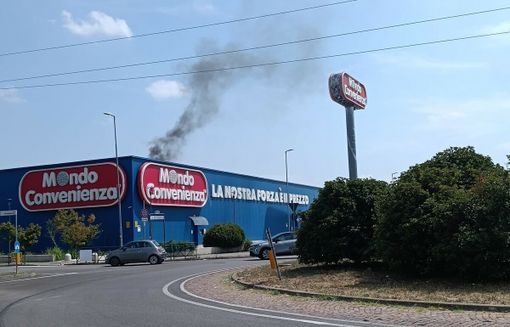 Incendio a Mondo Convenienza a Moncalieri: momenti di paura Incendio a Mondo Convenienza a Moncalieri: momenti di paura