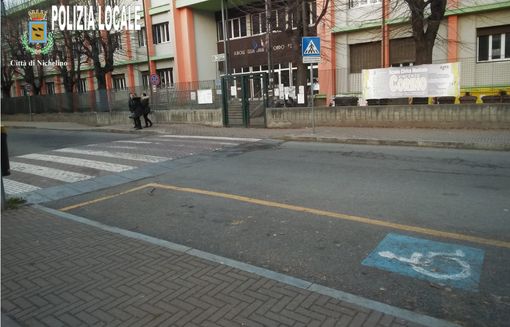 Nichelino, senza permesso occupa il posto disabili per portare la figlia a scuola: multata Nichelino, senza permesso occupa il posto disabili per portare la figlia a scuola: multata