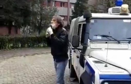 Coronavirus, Tolardo con il megafono per le vie di Nichelino: &quot;State a casa, vedo troppi cani che portano in giro i loro padroni&quot; (VIDEO)
