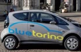 Un'auto elettrica del gruppo BlueTorino
