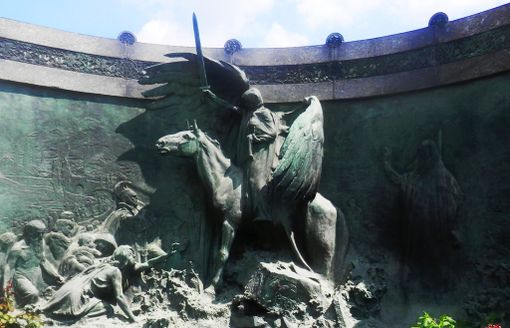 Il Monumentale diventa un soggetto per disegni e acquerelli: “Il tema è l’Apocalisse”