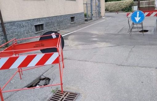 Buche in via Montenero a Moncalieri, residenti preoccupati scrivono al Comune Buche in via Montenero a Moncalieri, residenti preoccupati scrivono al Comune