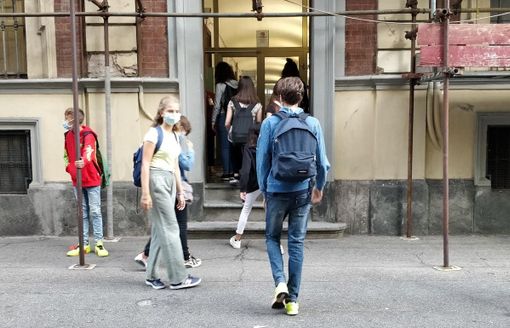 lavori all'esterno di una scuola - foto d'archivio lavori all'esterno di una scuola - foto d'archivio