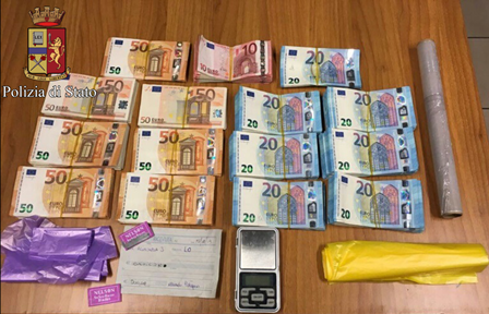 Spaccia droga all'interno del centro scommesse: arrestato