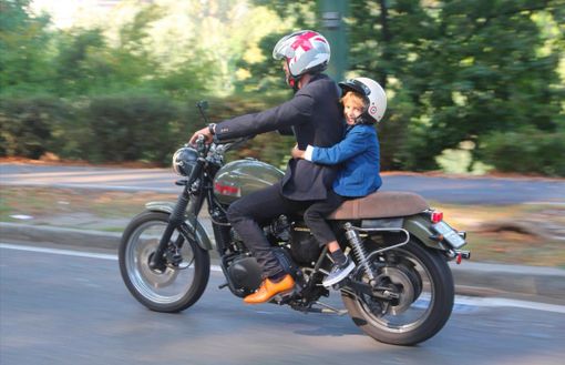A Torino motociclisti in abiti da gentlemen per raccogliere fondi contro il tumore alla prostata e i suicidi [FOTO]