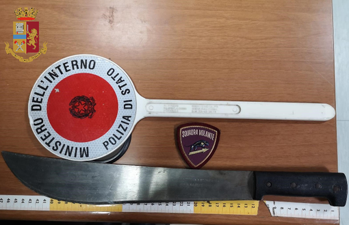 Danneggia con un machete una gastronomia: arrestato