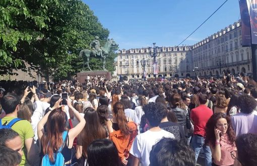 Non solo Eurovision, la musica è in tutta la città: Gazzelle improvvisa un concerto in piazza Castello, gli Eugenio davanti al Comune