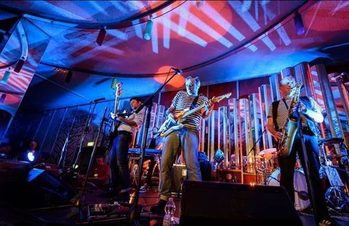 L'evento organizzato dal Salone Off a Le Roi con la band Loschi Dezi