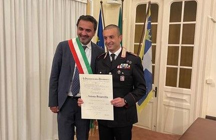 Il sindaco di Moncalieri Paolo Montagna e il luogotenente Antonio Sciarretta Il sindaco di Moncalieri Paolo Montagna e il luogotenente Antonio Sciarretta