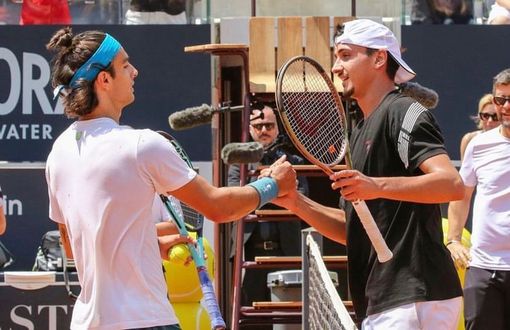 Sonego saluta un avversario a rete Sonego saluta un avversario a rete