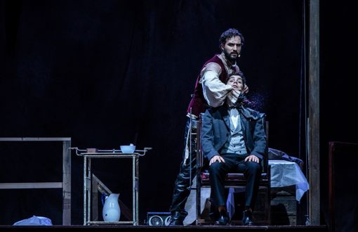 Lo Sweeney Todd di Insegno canta l'amore e la pazza gioia: "Meno gotico, più divertimento" Lo Sweeney Todd di Insegno canta l'amore e la pazza gioia: "Meno gotico, più divertimento"