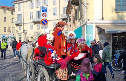 Gianduja e le sue Giacomette sul calesse per la consegna delle chiavi della città Gianduja e le sue Giacomette sul calesse per la consegna delle chiavi della città