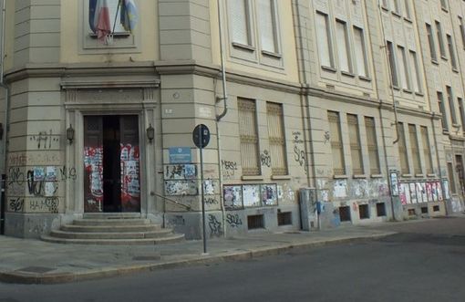 Primo giorno di scuola e già scoppia la protesta al Gioberti: "No ai tagli all'istruzione per finanziare la guerra" Primo giorno di scuola e già scoppia la protesta al Gioberti: "No ai tagli all'istruzione per finanziare la guerra"